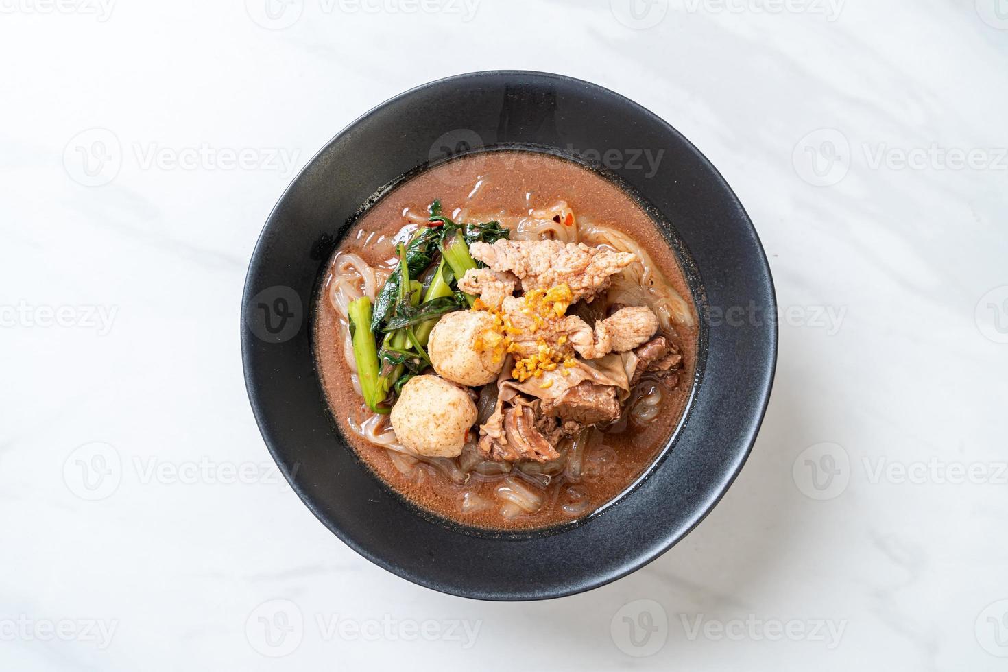 rijstnoedelsoep met gestoofd varkensvlees foto
