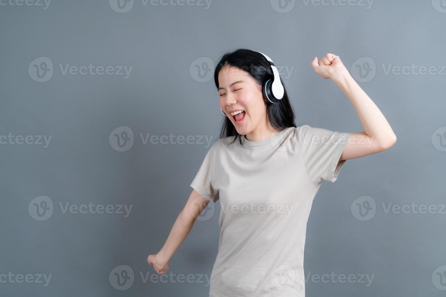 jonge aziatische vrouw die naar muziek luistert met een koptelefoon foto