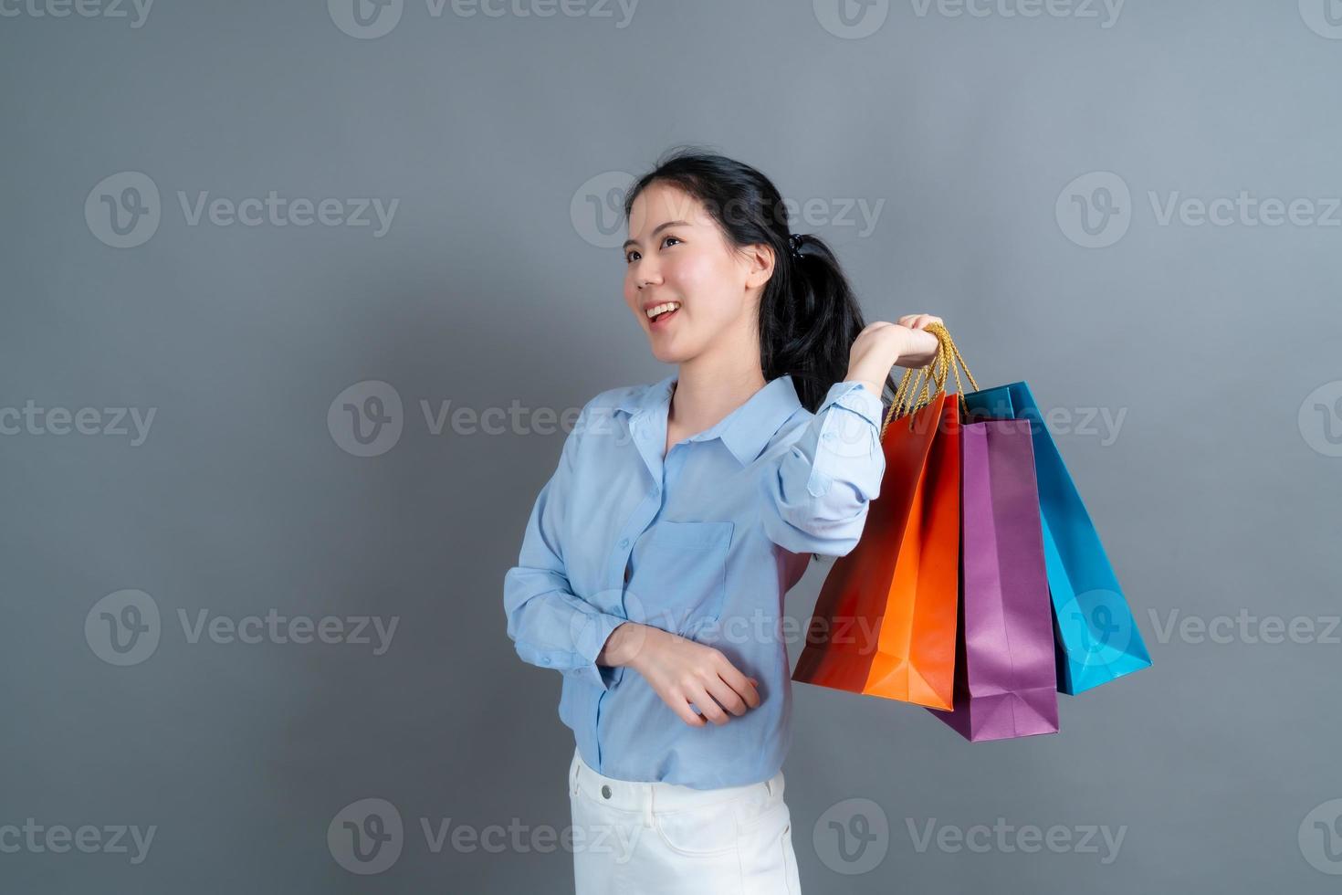 aziatische vrouw met boodschappentassen foto