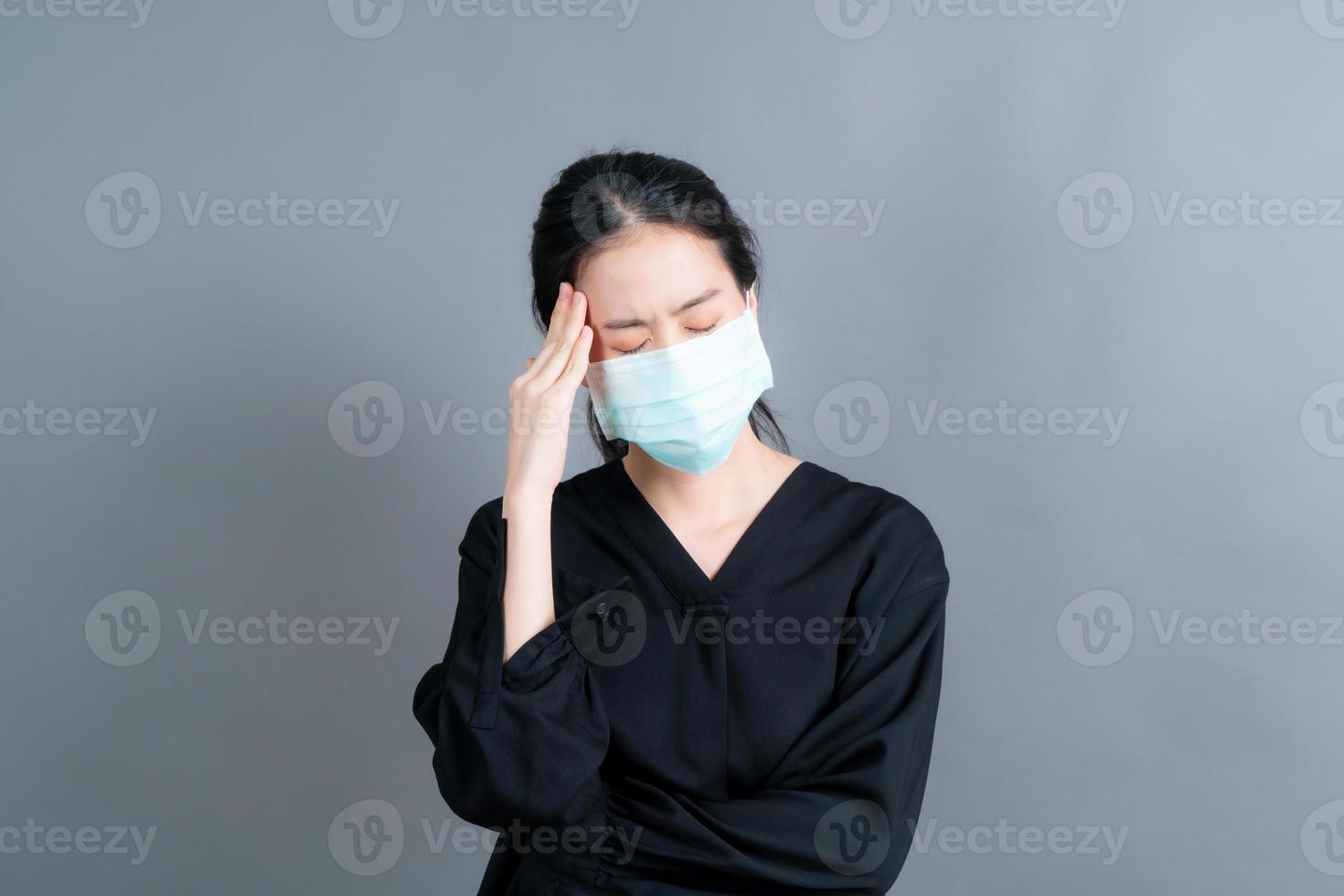 aziatische vrouw met medisch gezichtsmasker beschermt filterstof pm2.5 anti-vervuiling, anti-smog en covid-19 foto
