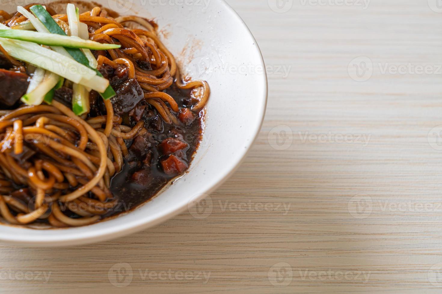 jajangmyeon of jjajangmyeon is Koreaanse noedels met zwarte saus foto