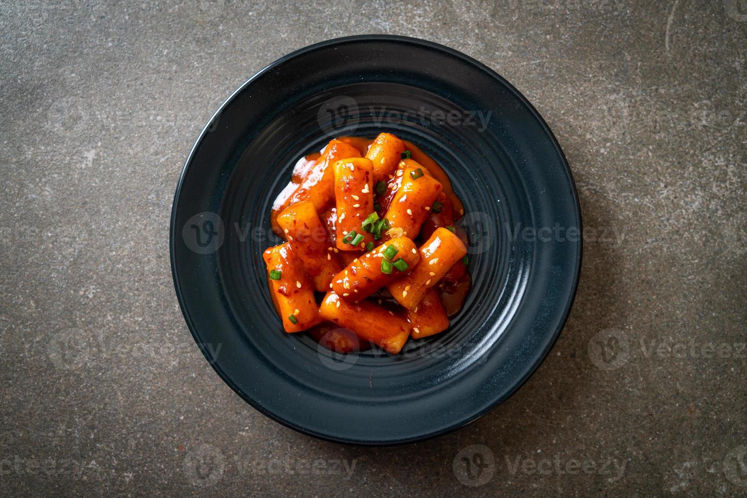 Koreaanse rijstwafelstok in pikante saus - tteokbokki foto