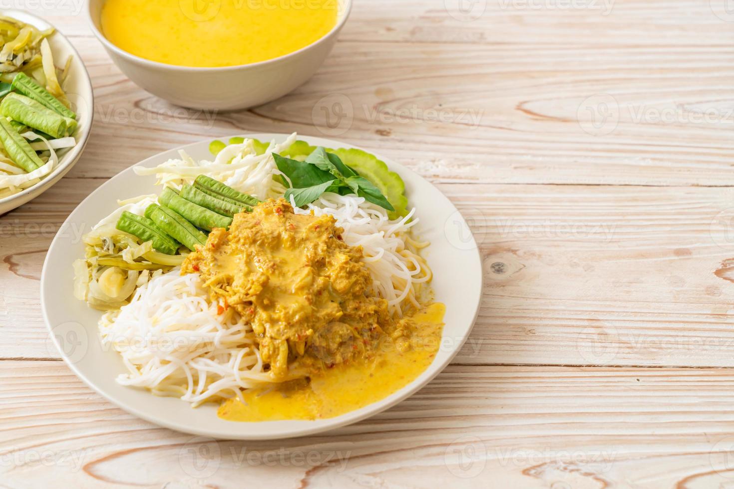 Thaise rijstnoedels met krabcurry en diverse groenten foto