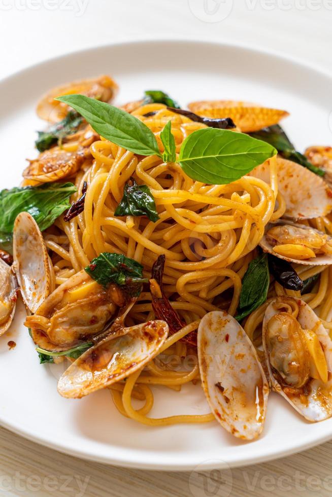 roergebakken spaghetti met kokkels en knoflook en chili foto