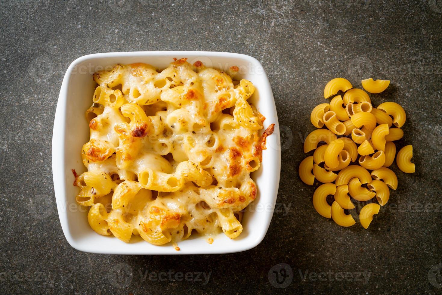 amerikaanse mac en kaas, macaroni pasta in kaassaus foto