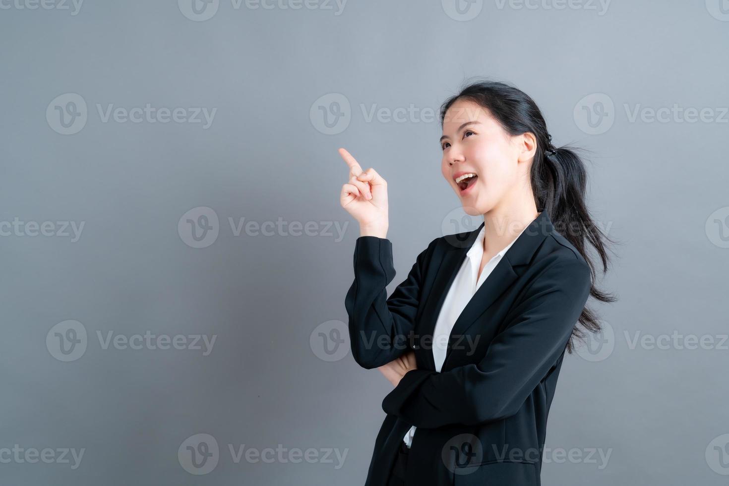 mooie en jonge Aziatische vrouw denken woman foto