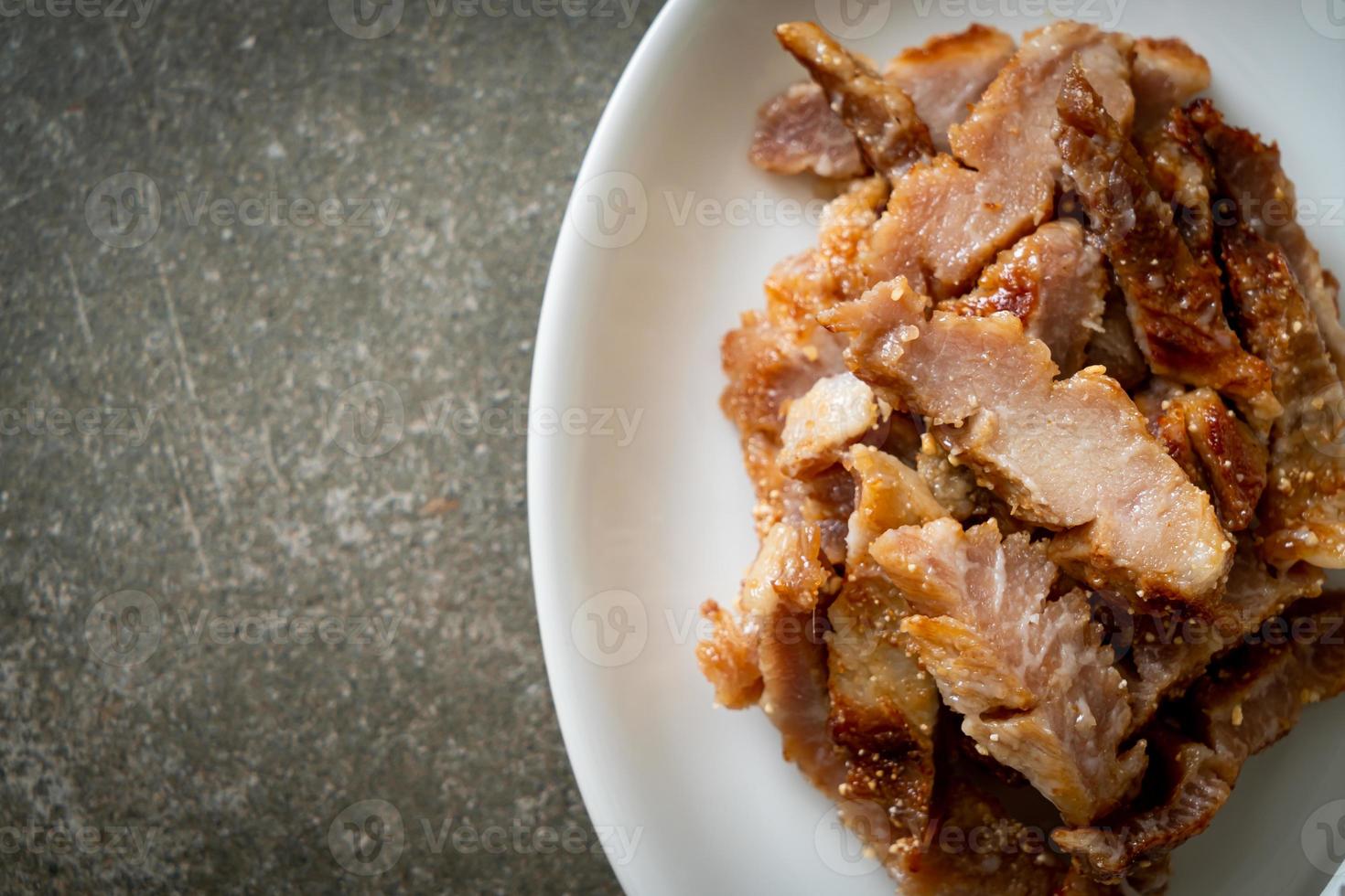 gegrilde varkensnek met Thaise pikante saus foto