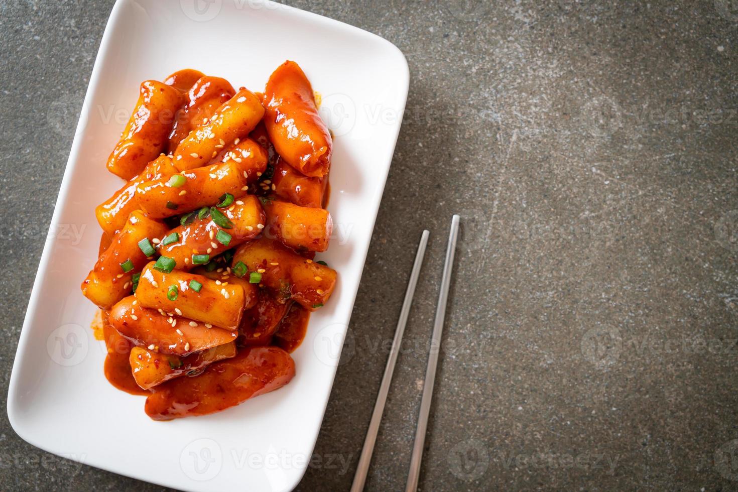 Koreaanse rijstwafelstick met worst in pikante saus - tteokbokki foto