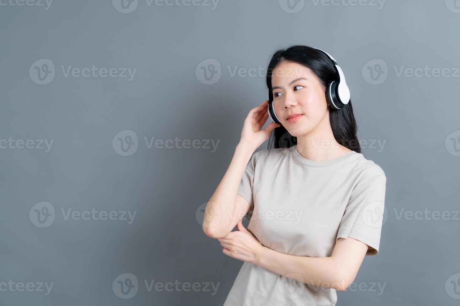 jonge aziatische vrouw die naar muziek luistert met een koptelefoon foto