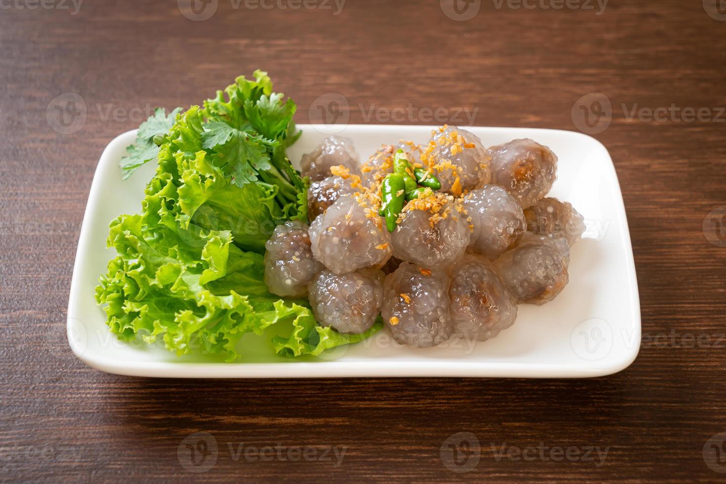 gestoomde tapioca dumplings met varkensvlees foto