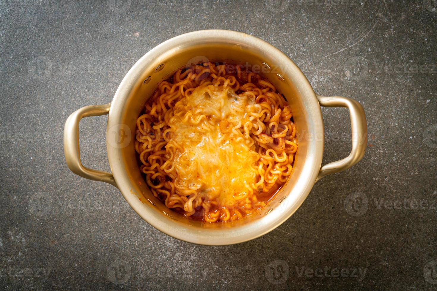 Koreaanse pittige instant noedels met kaas foto