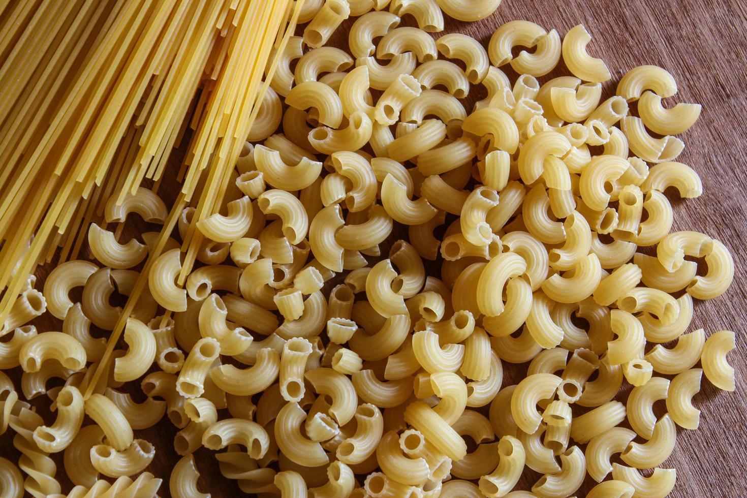 phillips' rauwe pasta op een houten ondergrond foto