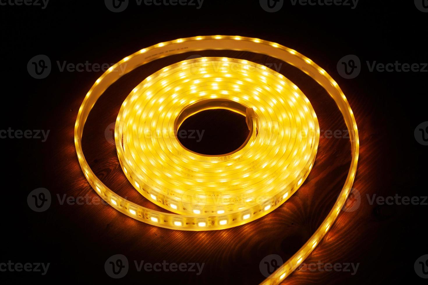 led siliconen glanzende strip in spoel. diode oranje lichten close-up foto