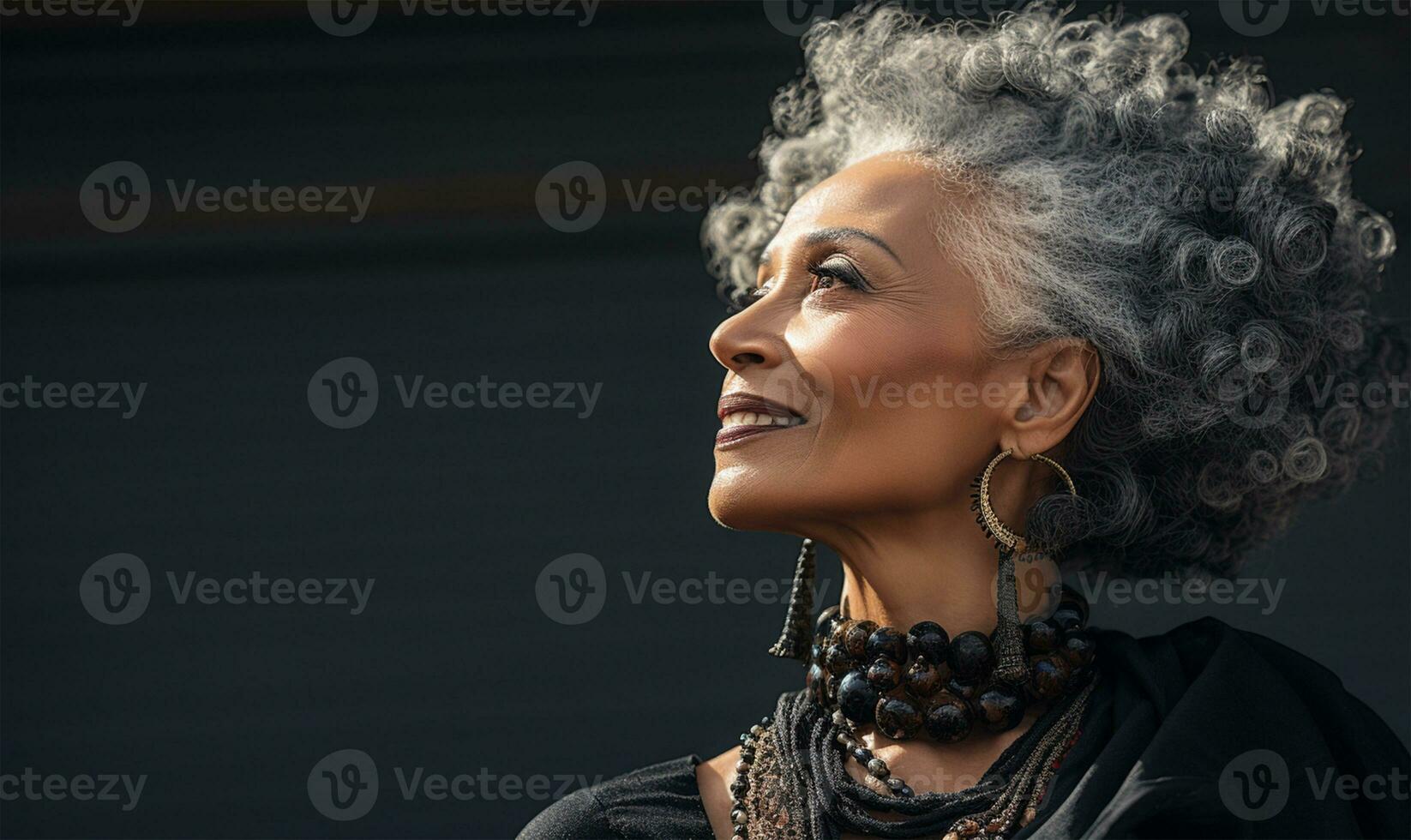 mooi Afrikaanse Amerikaans vrouw met zilver gekruld haar- en sieraden ai gegenereerd foto