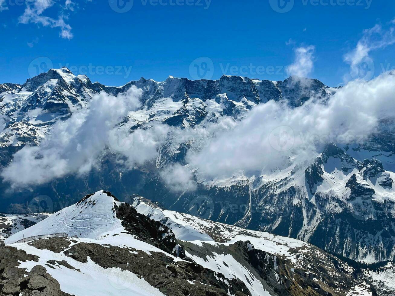 Zwitserland, de mooi besneeuwd pieken van de Alpen van titels berg visie. foto