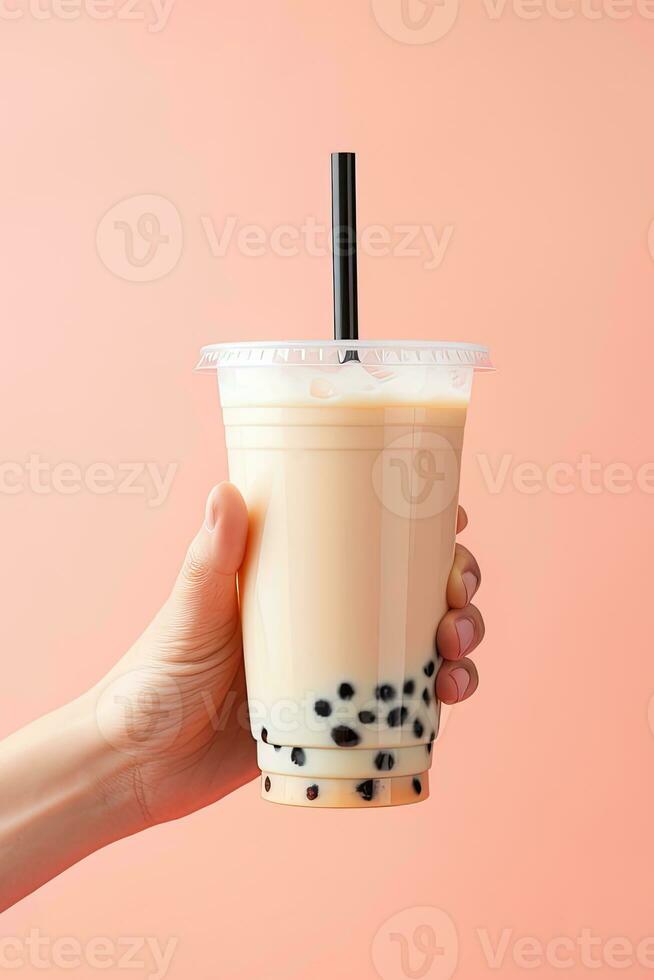 een hand- Holding meenemen plastic kop van heerlijk bevroren bubbel melk thee en zwart parels. ai gegenereerd foto