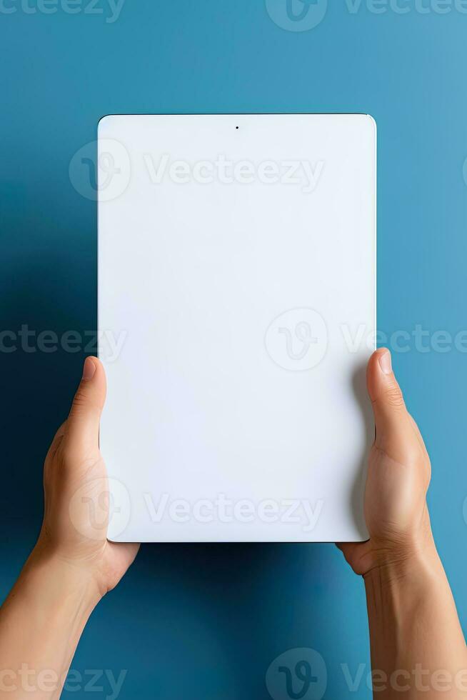 hand- Holding tablet met mockup blanco scherm geïsoleerd Aan blauw achtergrond. ai gegenereerd foto