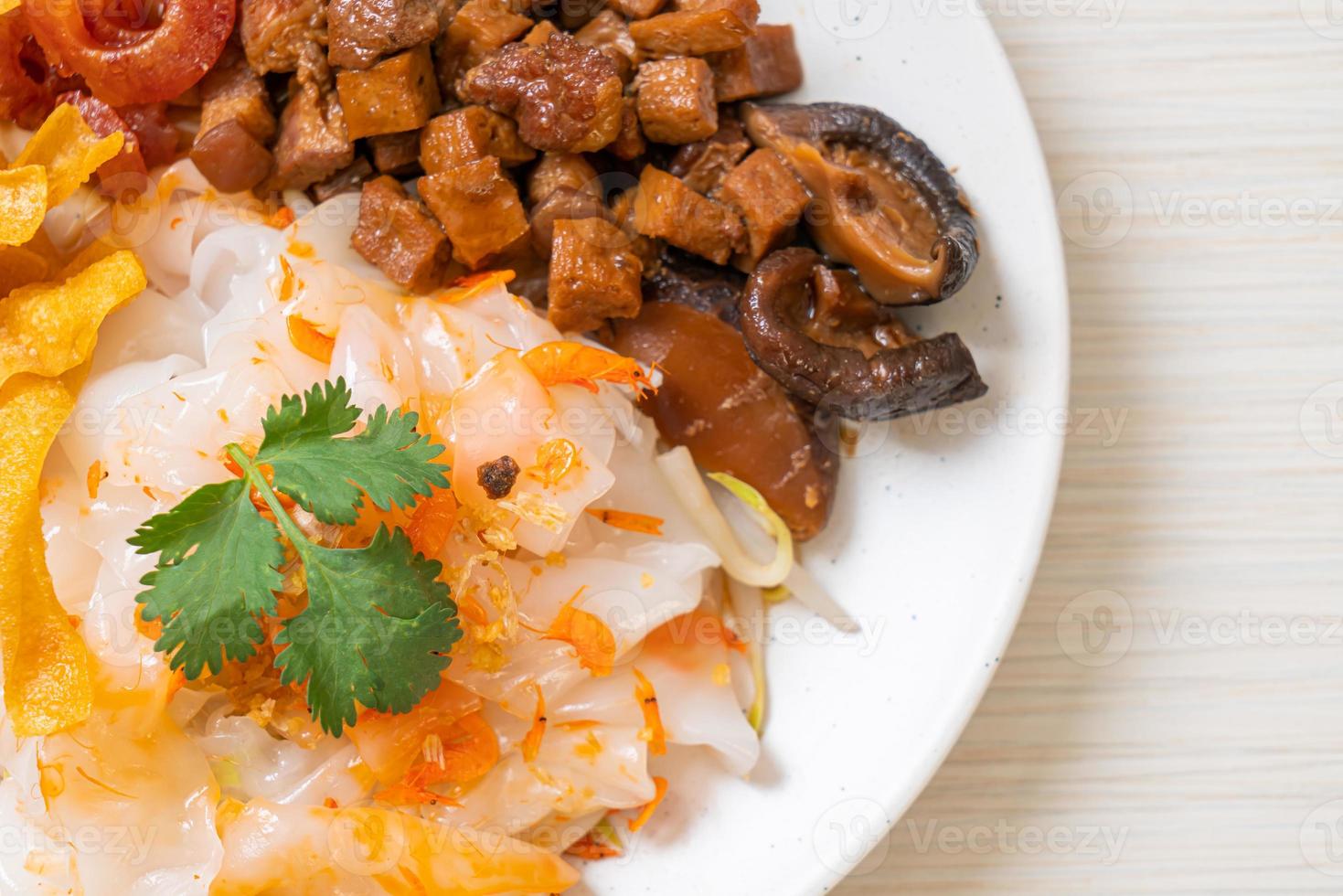 chinese gestoomde rijstnoedel met varkensvlees en tofu in zoete sojasaus foto