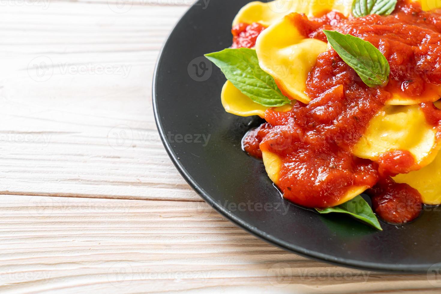 ravioli met tomatensaus en basilicum foto