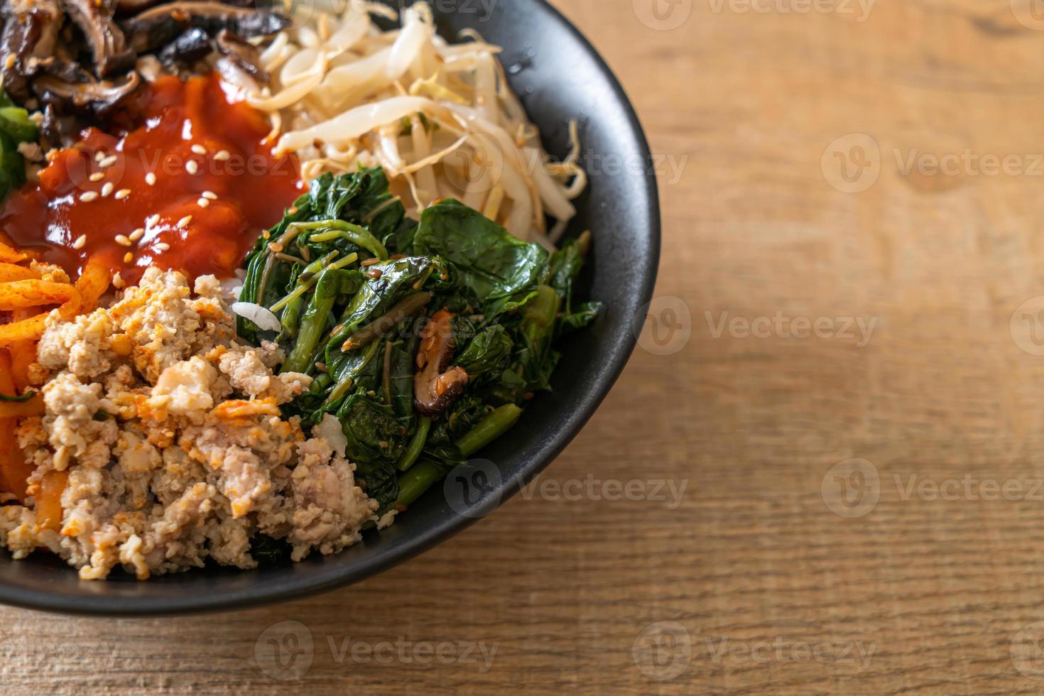 Koreaanse pittige salade met rijst - traditioneel Koreaans eten, bibimbap foto