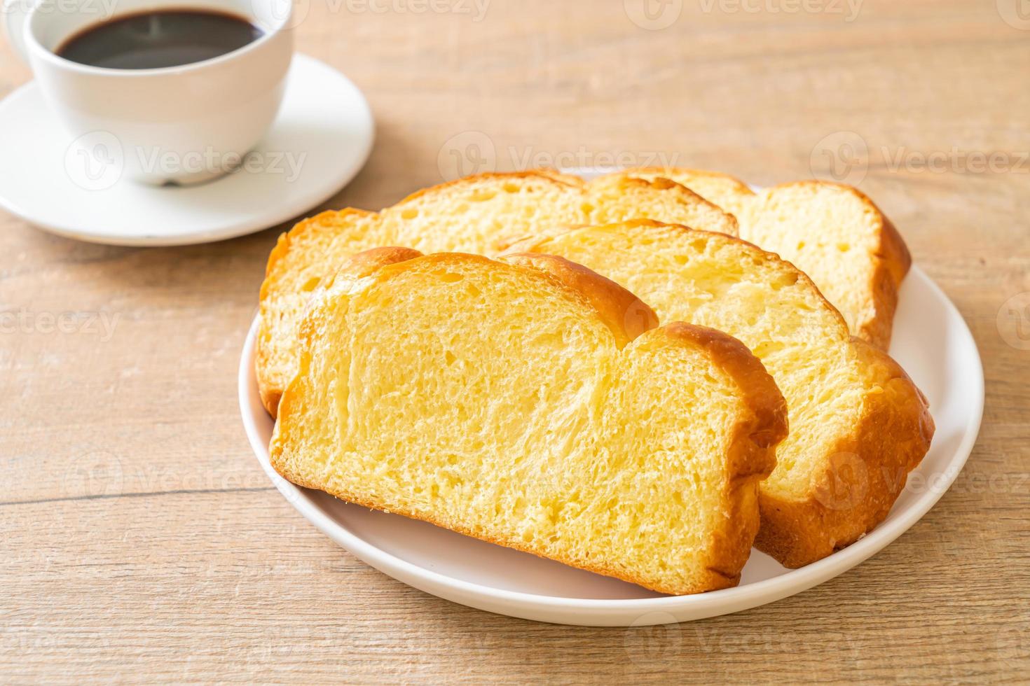 Zoet aardappelbrood met koffie with foto