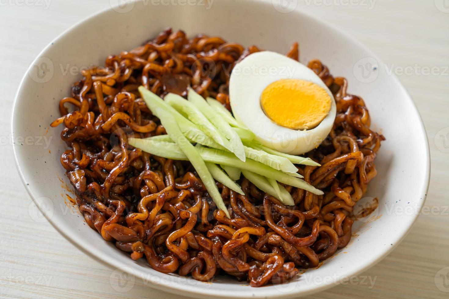 Koreaanse instant noedels met zwarte bonensaus of jajangmyeon of jjajangmyeon foto