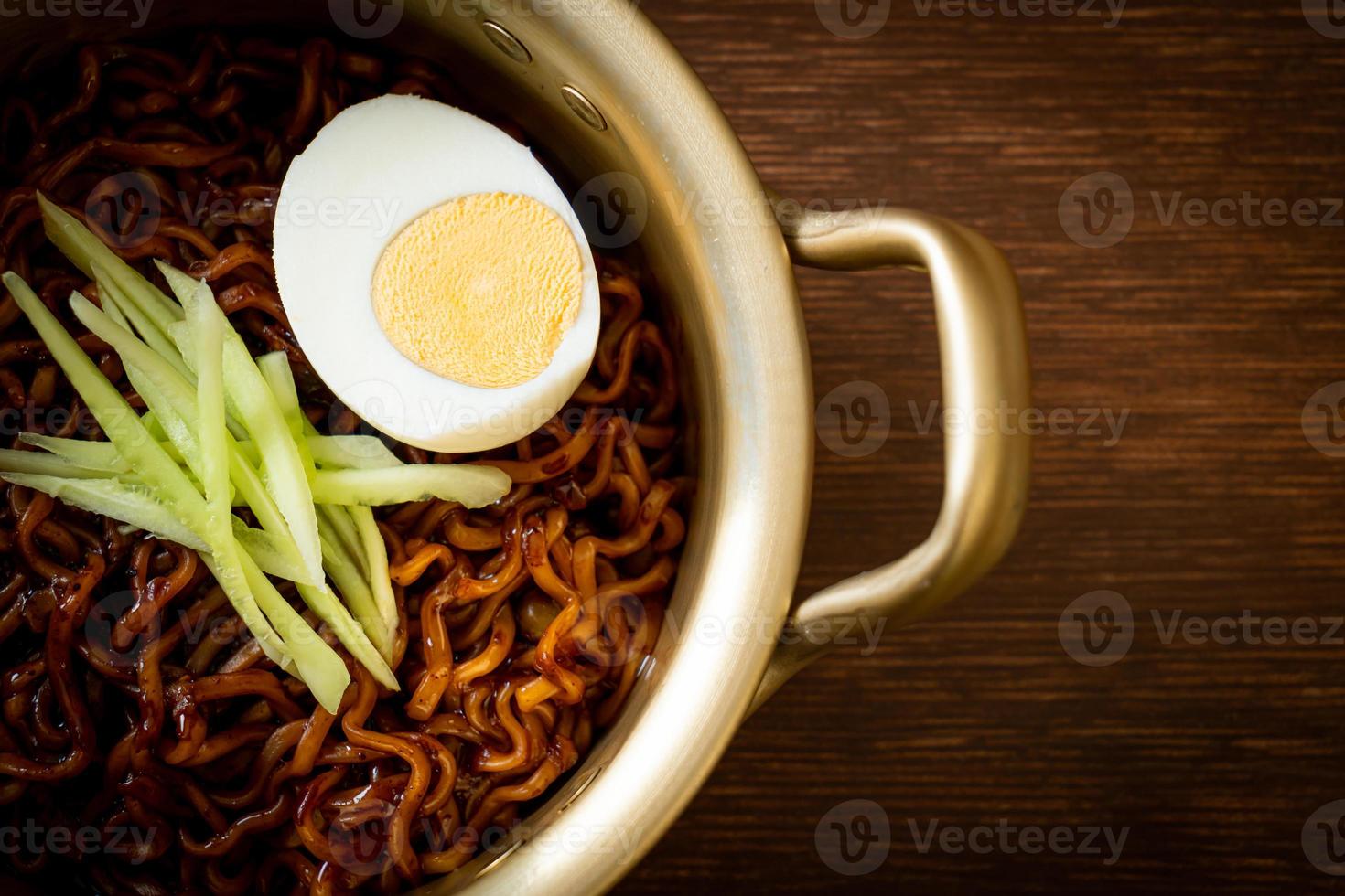 Koreaanse instant noedels met zwarte bonensaus of jajangmyeon of jjajangmyeon foto