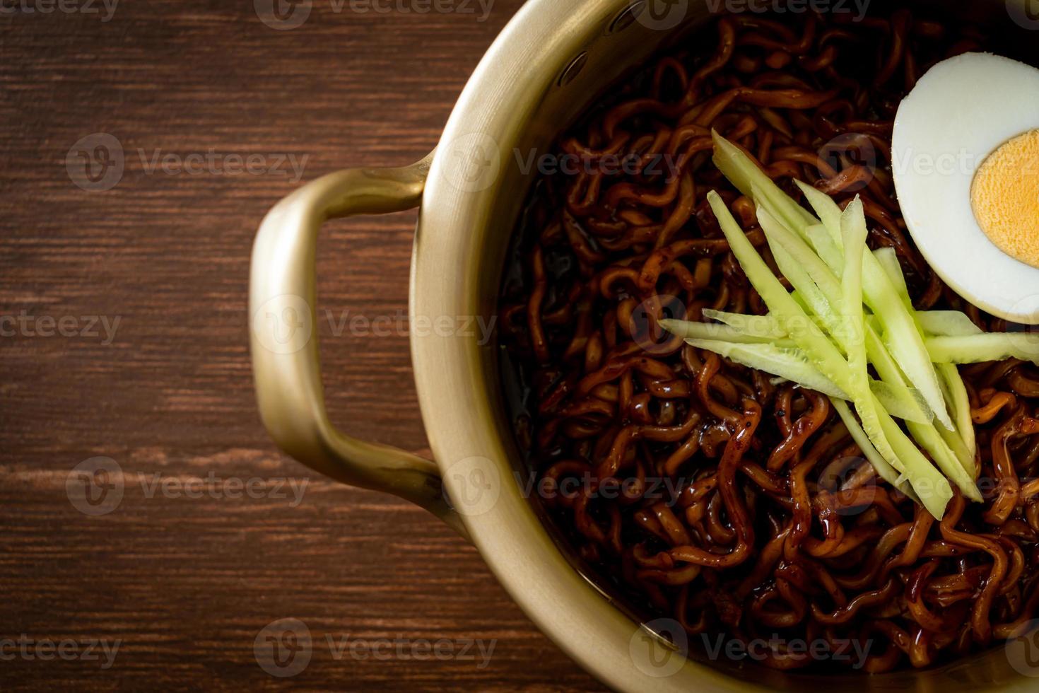 Koreaanse instant noedels met zwarte bonensaus of jajangmyeon of jjajangmyeon foto