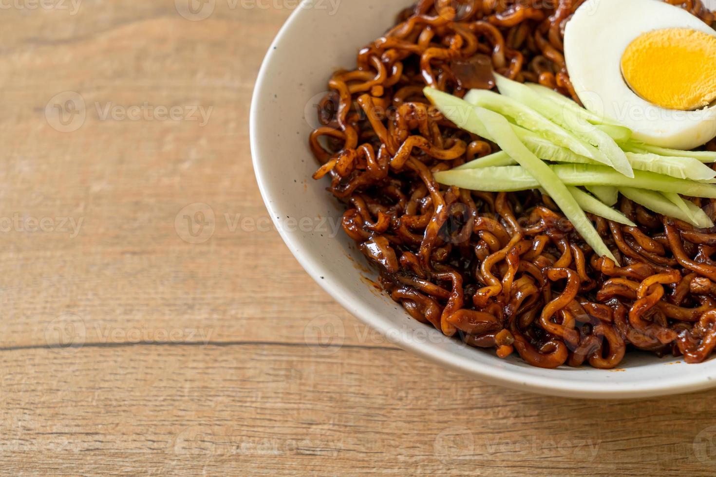 Koreaanse instant noedels met zwarte bonensaus of jajangmyeon of jjajangmyeon foto