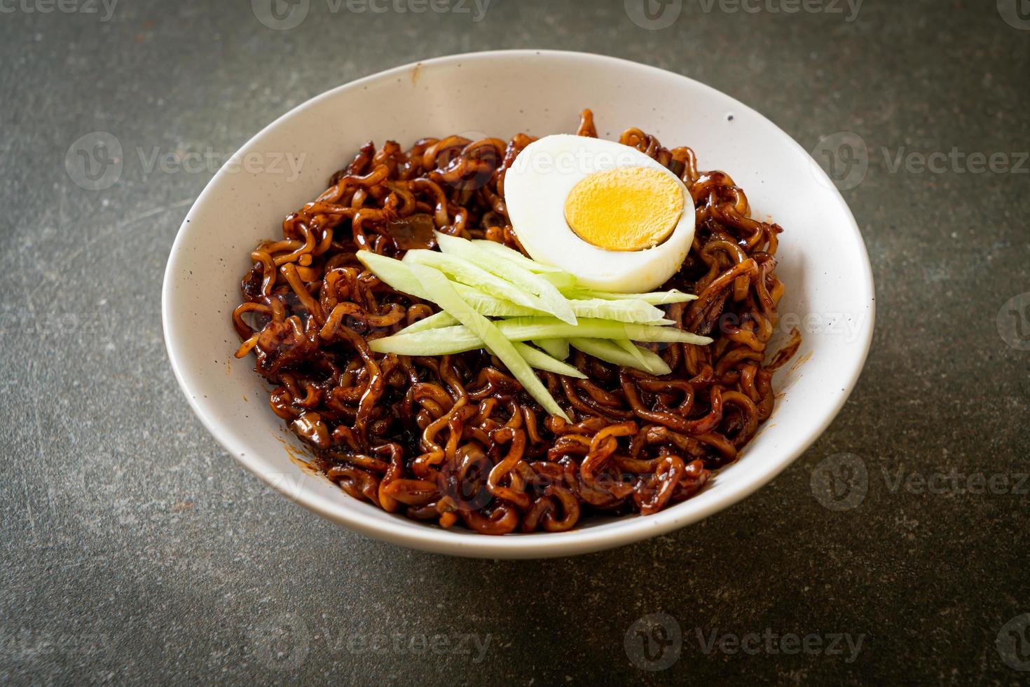 Koreaanse instant noedels met zwarte bonensaus of jajangmyeon of jjajangmyeon foto