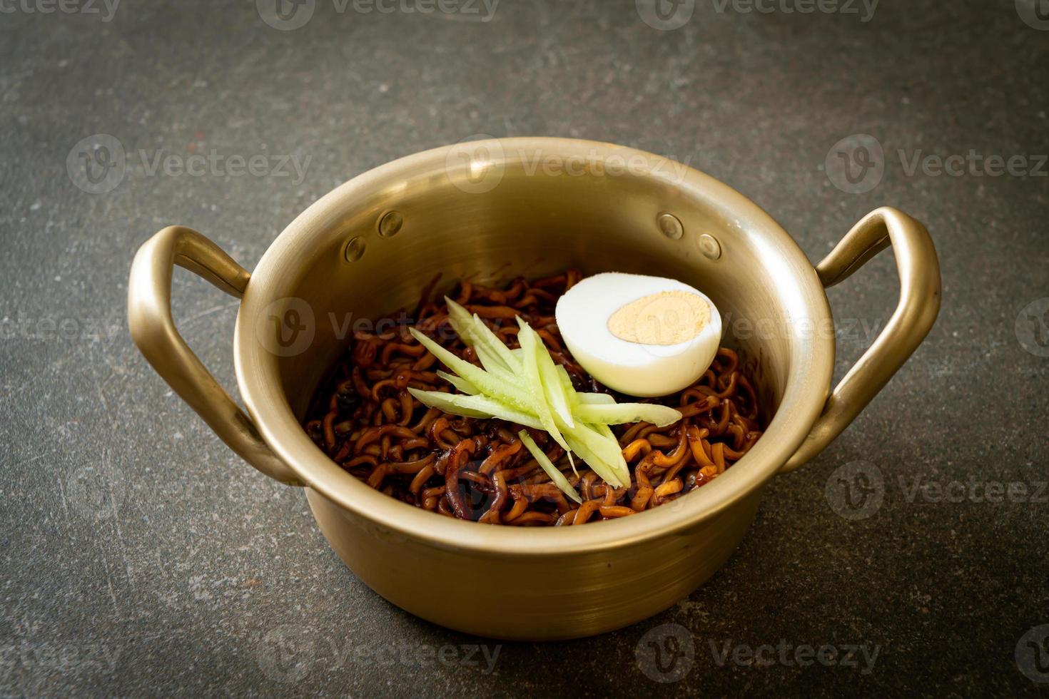 Koreaanse instant noedels met zwarte bonensaus of jajangmyeon of jjajangmyeon foto