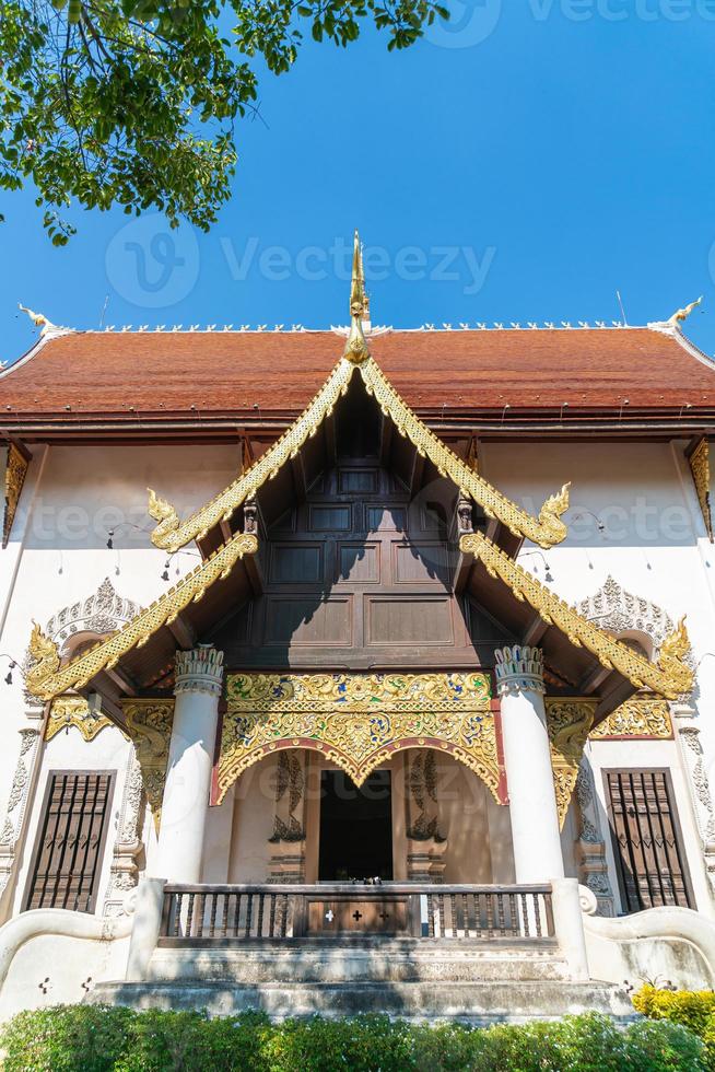 wat chedi luang varavihara - het is een tempel met een grote pagode in de chiang mai in thailand foto