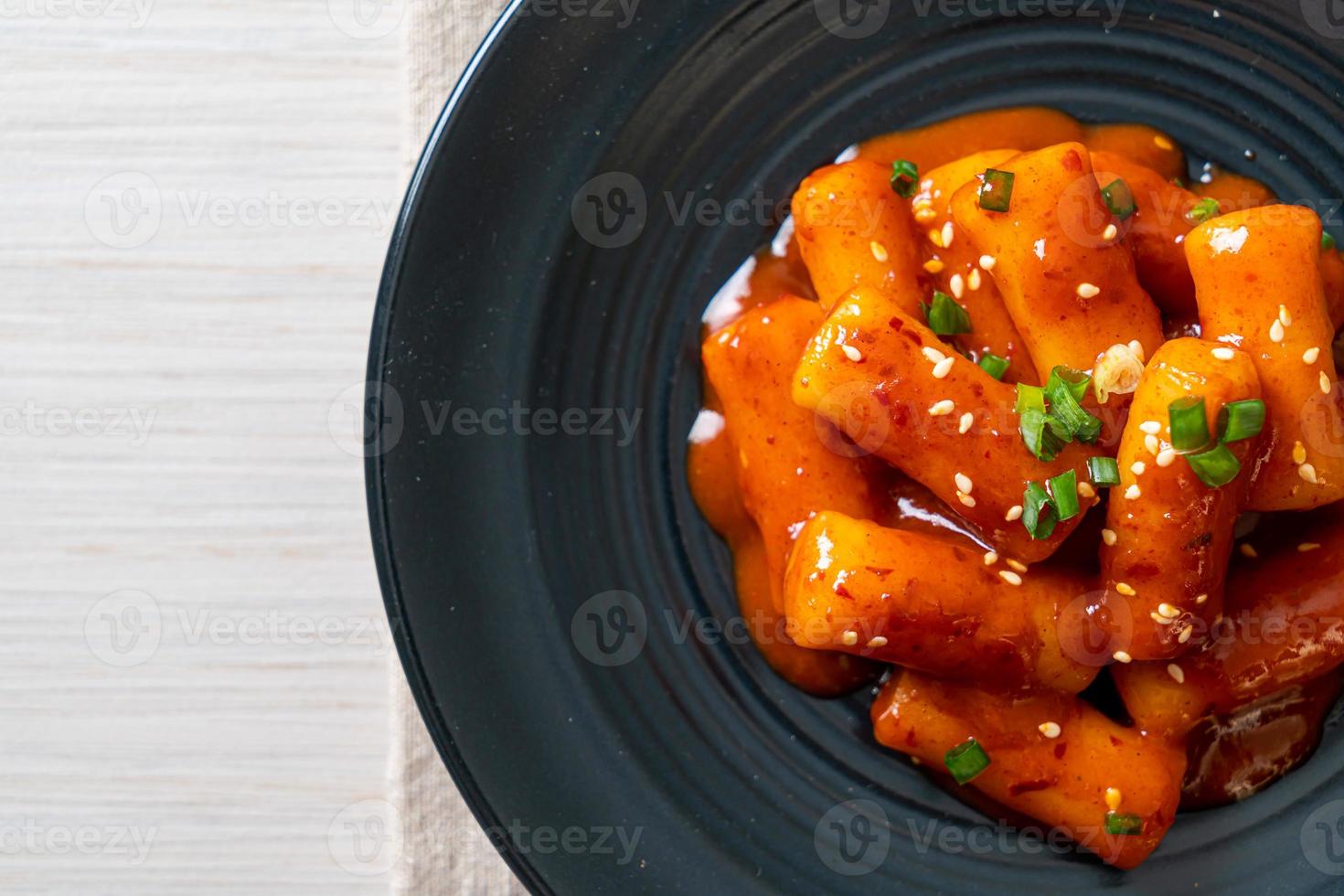 Koreaanse rijstwafelstok in pikante saus - tteokbokki foto