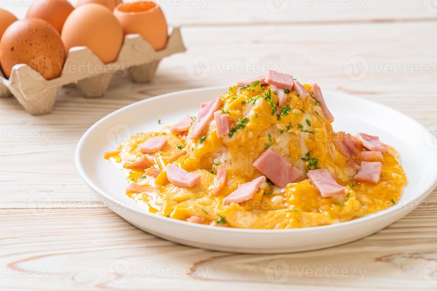 romige omelet met ham op rijst foto