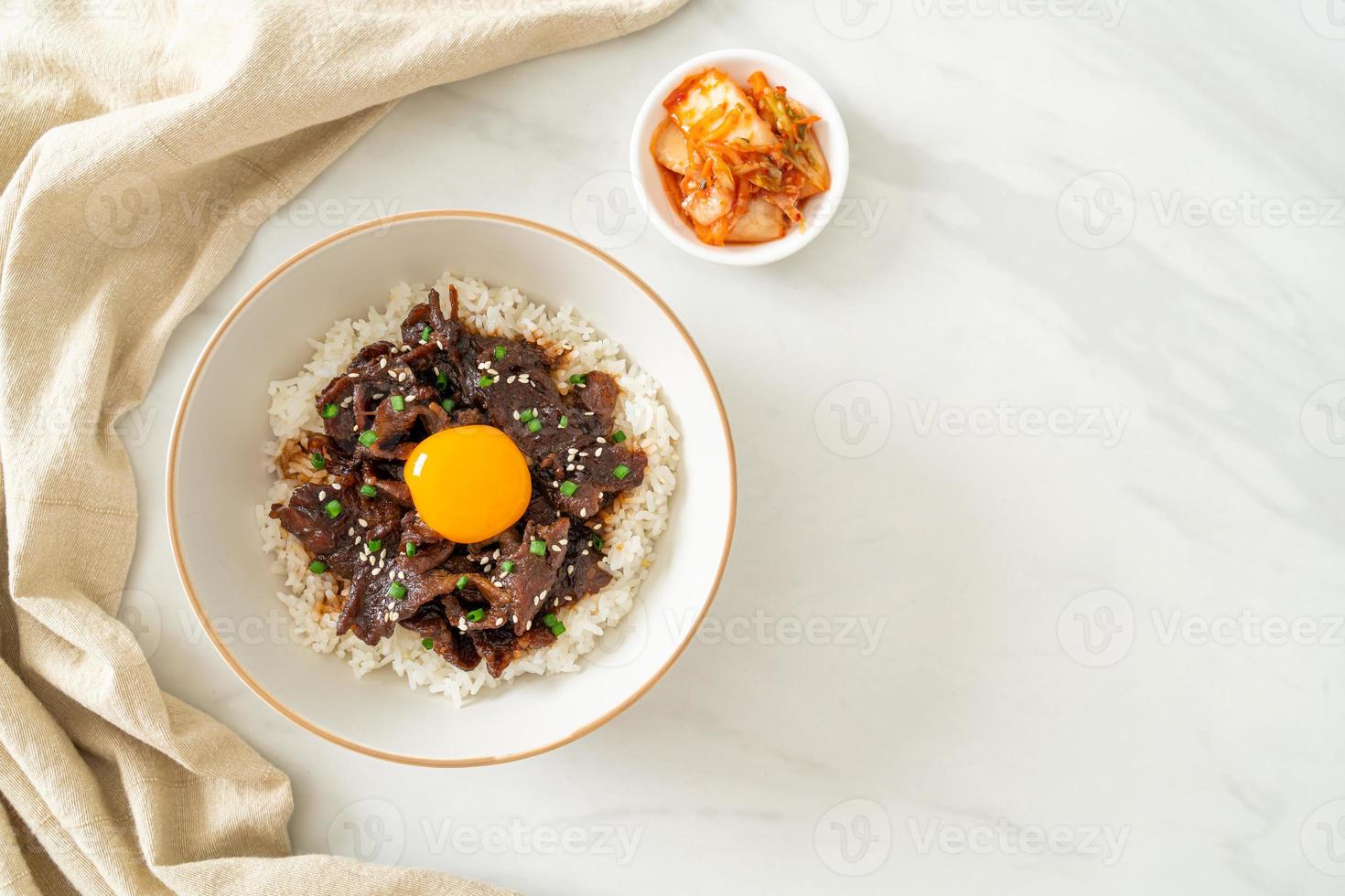 rijst met varkensvlees met sojasmaak of donburi . van Japans varkensvlees foto