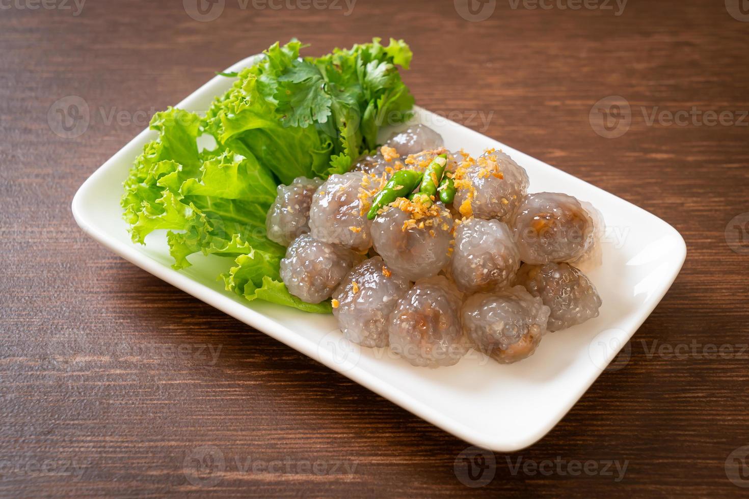 gestoomde tapioca dumplings met varkensvlees foto