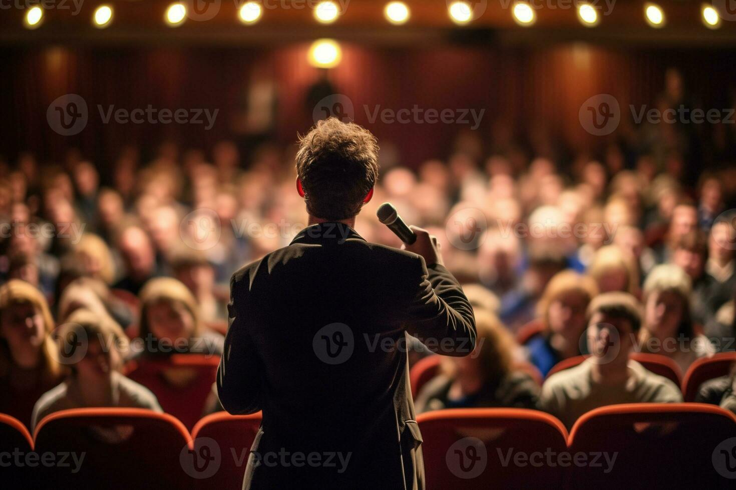 terug foto van een spreker met microfoon in voorkant van publiek. komedie muziek- en theater leven prestatie ai generatief