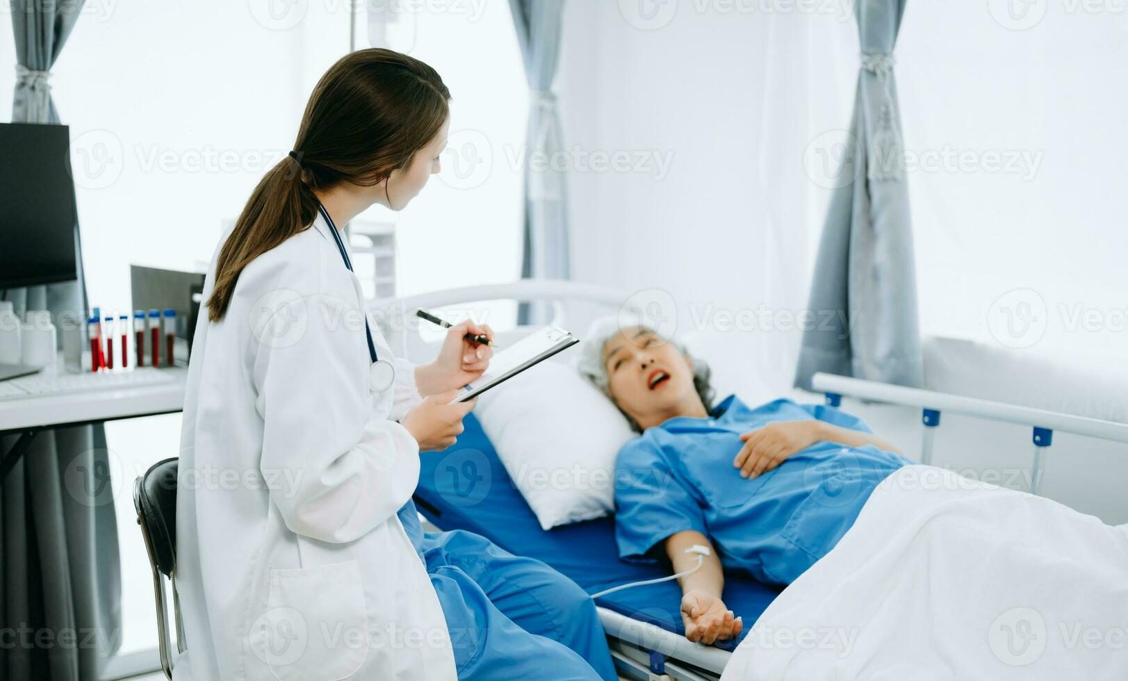 Kaukasisch dokter glimlachen nemen zorg van een senior geduldig in ziekenhuis. vriendelijk verpleegster of therapeutisch traktatie cliënt professioneel medisch onderhoud concept. foto