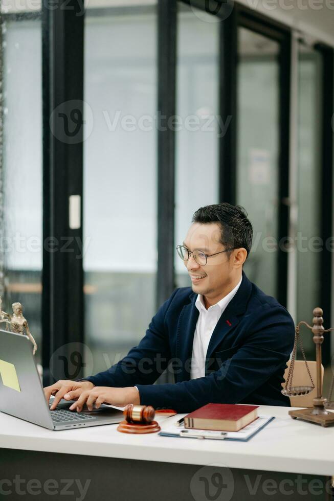 gerechtigheid en wet concept .aziatisch mannetje rechter in een rechtszaal Aan tafel en raadgever werken in modern kantoor. foto