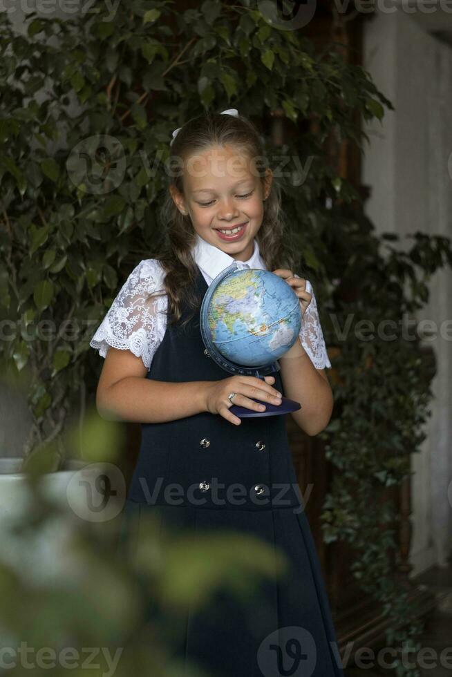 primair school- meisje, in school- uniform foto