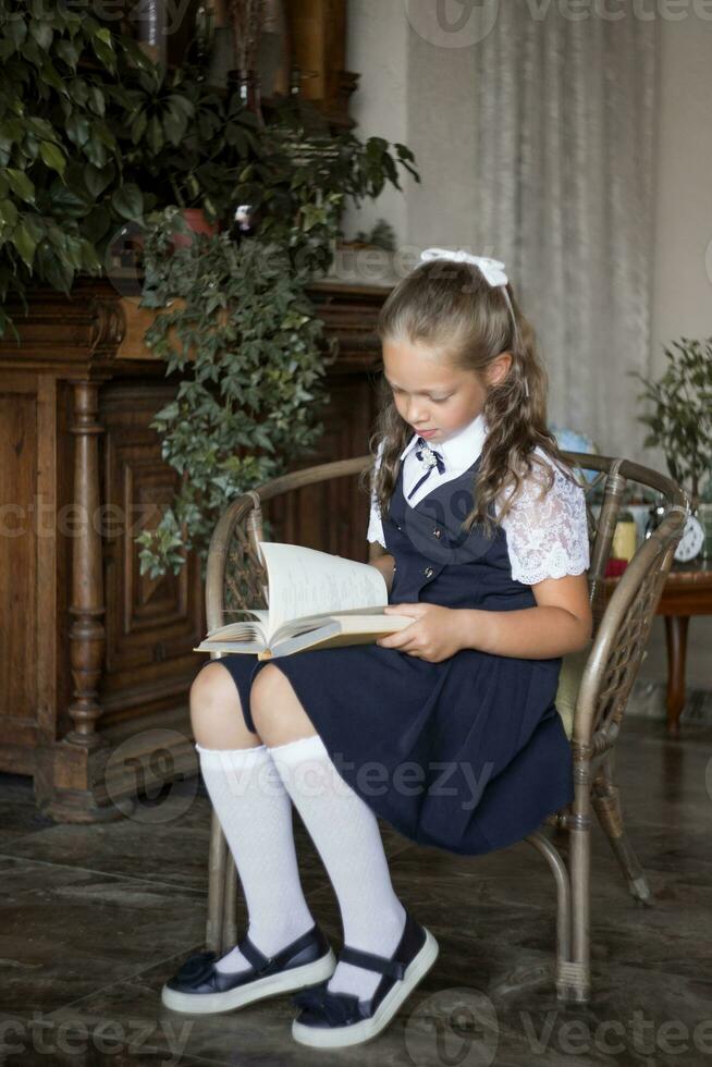 primair school- meisje, in school- uniform foto