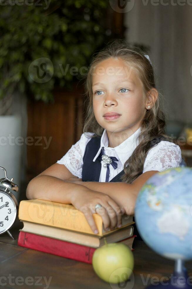 primair school- meisje, in school- uniform foto