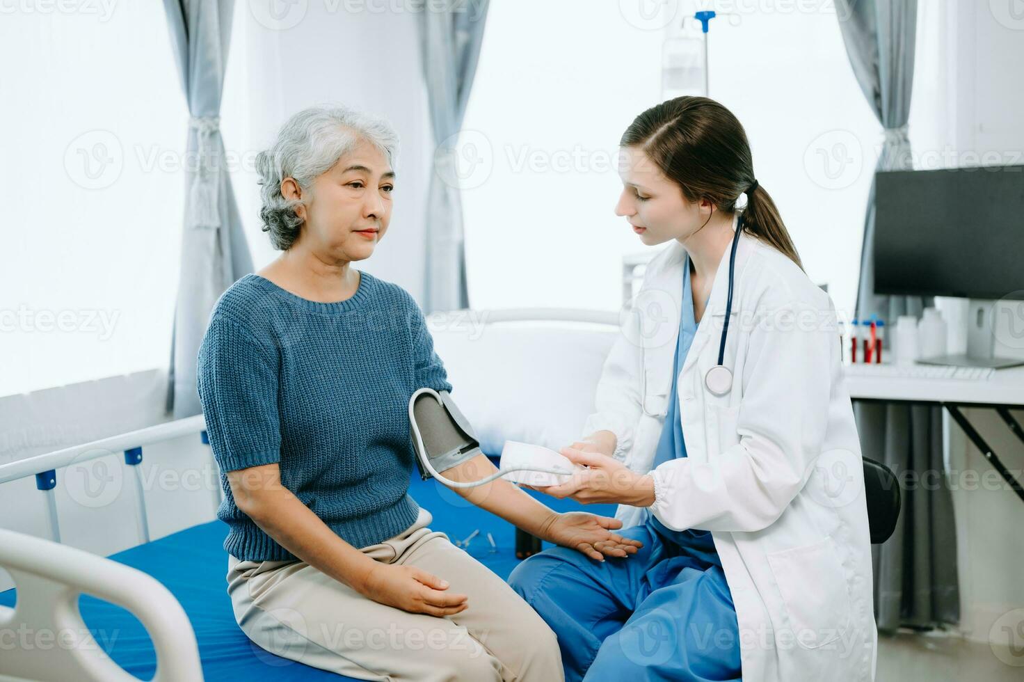 vrouw dokter en geduldig bespreken iets terwijl zittend Aan examen bed in modern kliniek of ziekenhuis . geneeskunde en Gezondheid zorg concept. foto
