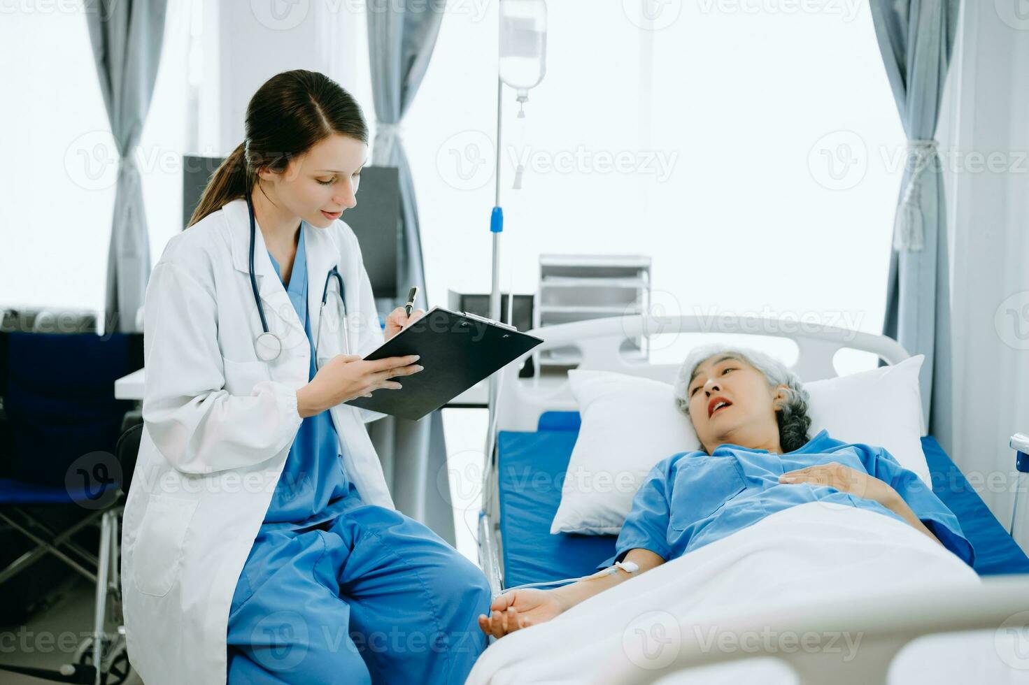 Kaukasisch dokter glimlachen nemen zorg van een senior geduldig in ziekenhuis. vriendelijk verpleegster of therapeutisch traktatie cliënt professioneel medisch onderhoud concept. foto
