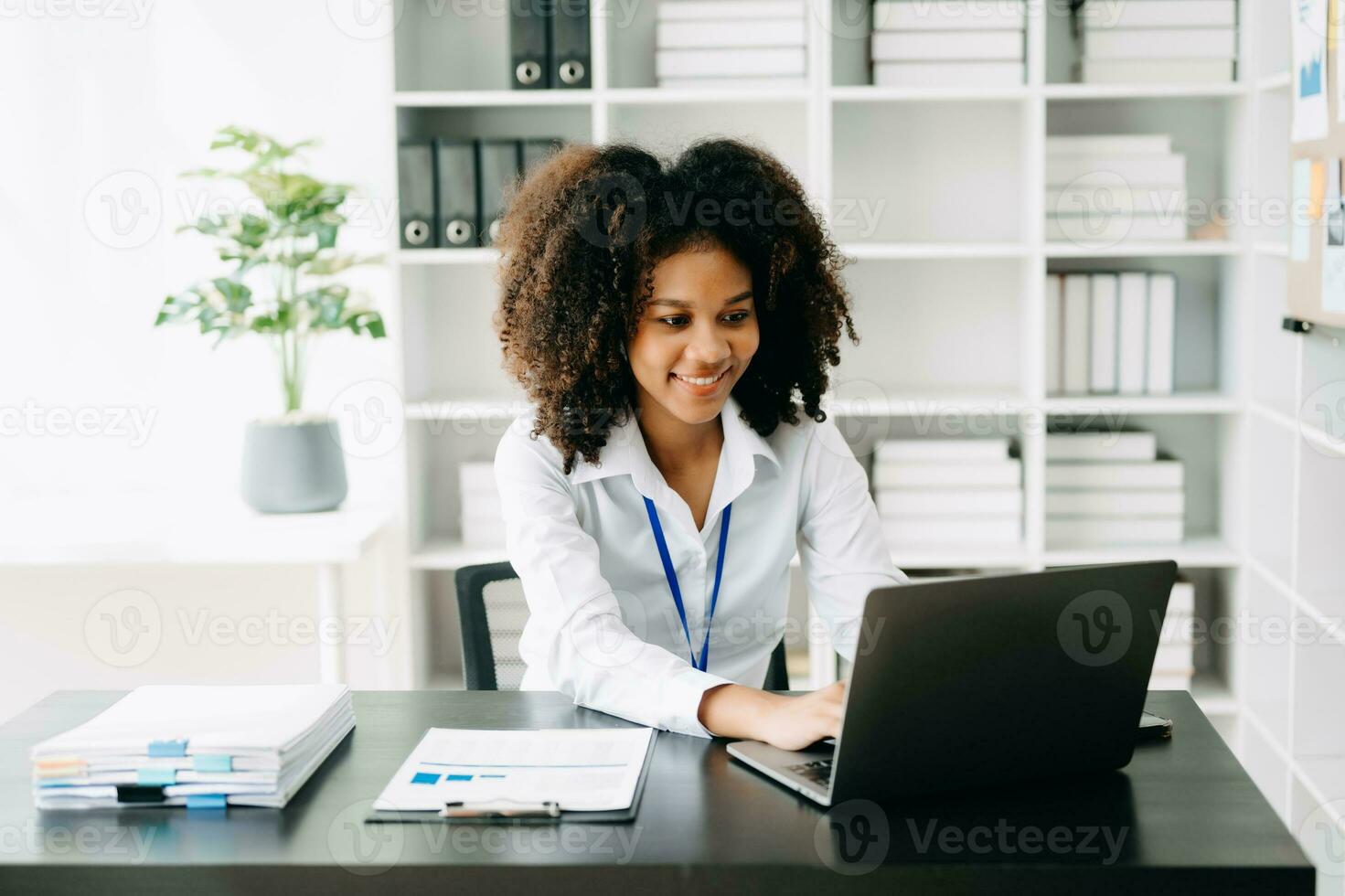 bedrijf vrouw gebruik makend van tablet en laptop voor aan het doen wiskunde financiën Aan een kantoor bureau, belasting, rapport, boekhouding, statistieken, en analytisch Onderzoek concept in kantoor foto