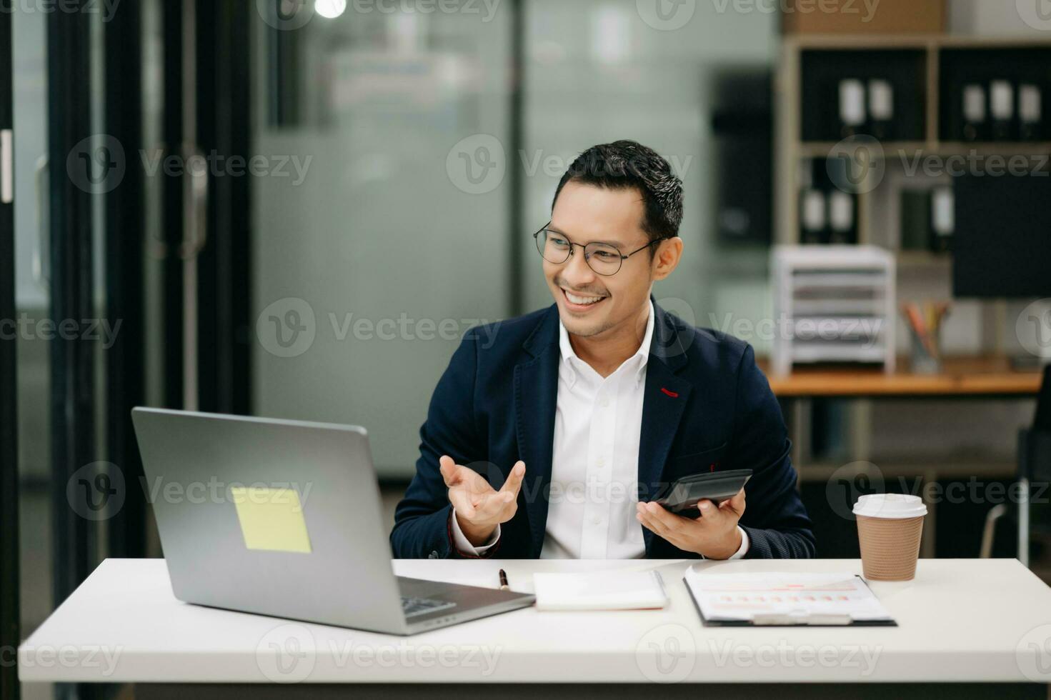 aantrekkelijk jong advocaat in kantoor bedrijf Mens en advocaten bespreken contract papieren laptop en tablet met messing schaal Aan bureau in modern kantoor. wet, wettelijk Diensten, het advies, foto