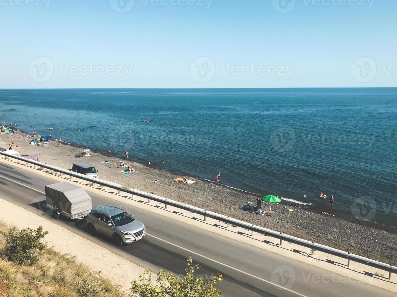 de snelweg in de buurt van het strand van de zwarte zee, rusland foto