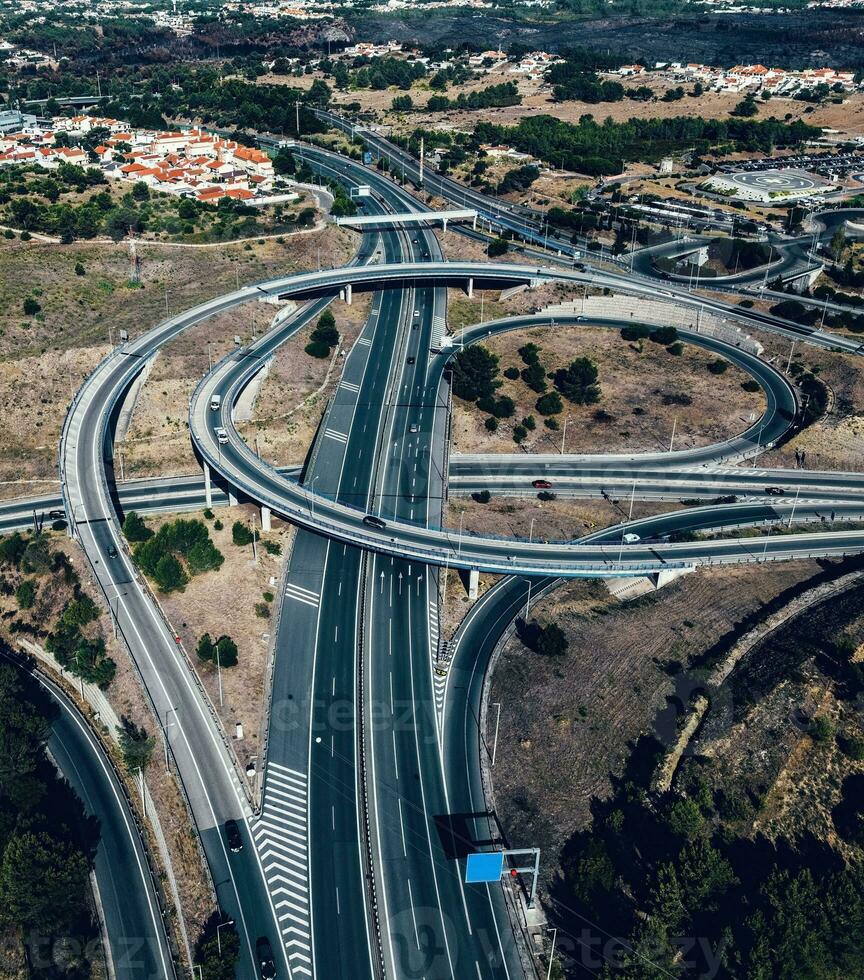 antenne dar visie van een groot snelweg snelweg interessant knooppunt met Aan opritten en uit opritten foto