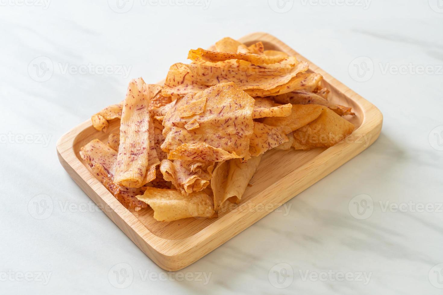 taro chips - gebakken of gebakken gesneden taro foto