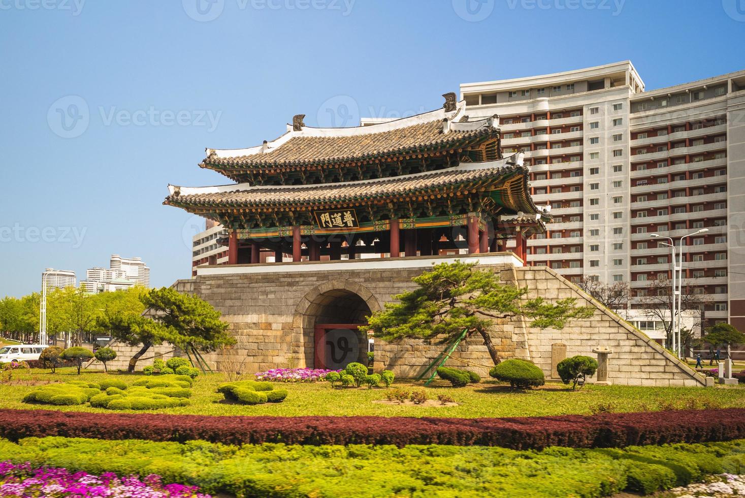 potongmun westelijke poort van pyongyang, noord-korea foto